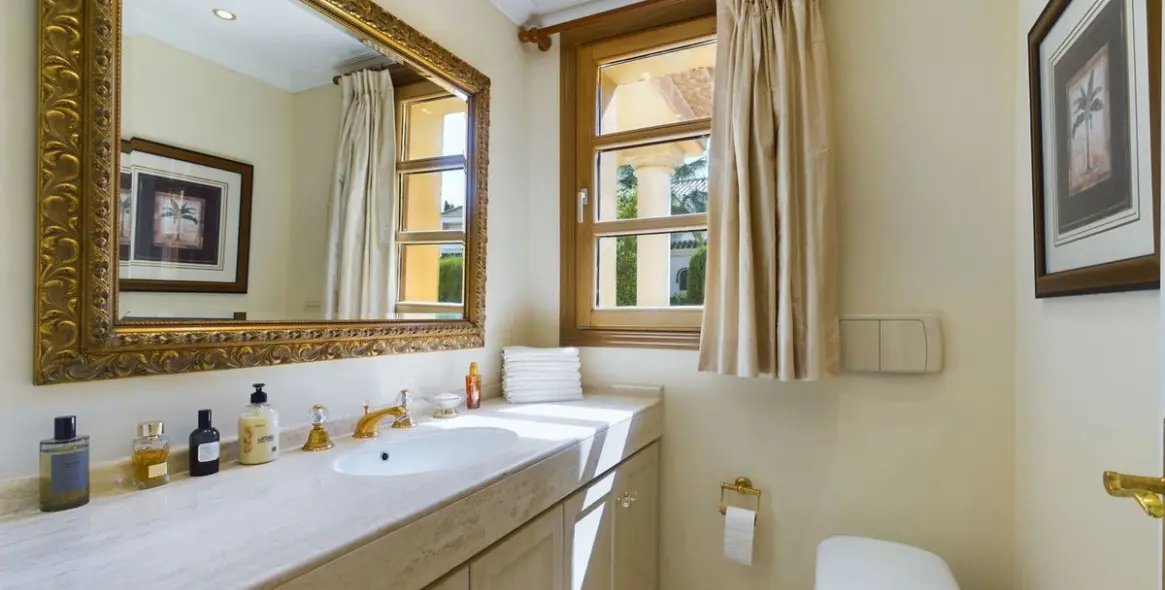 Sale of detached villa in Nueva Andalucía 26