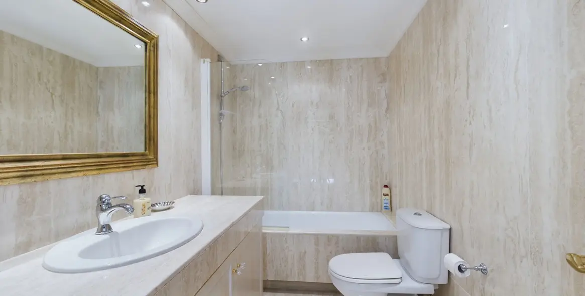 Sale of detached villa in Nueva Andalucía 28