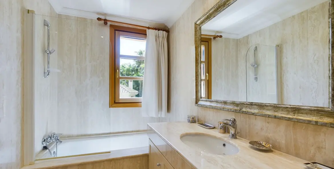 Sale of detached villa in Nueva Andalucía 35