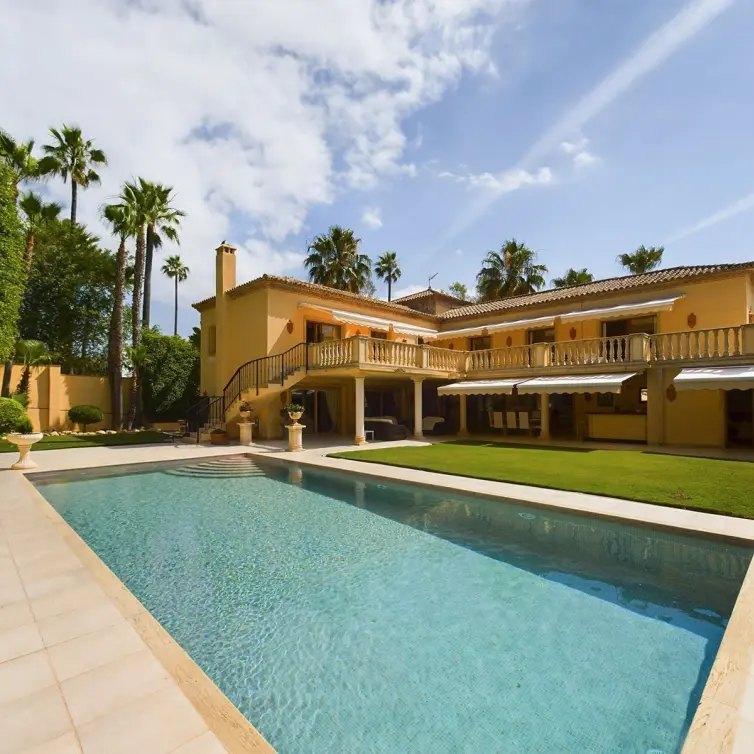 Sale of detached villa in Nueva Andalucía