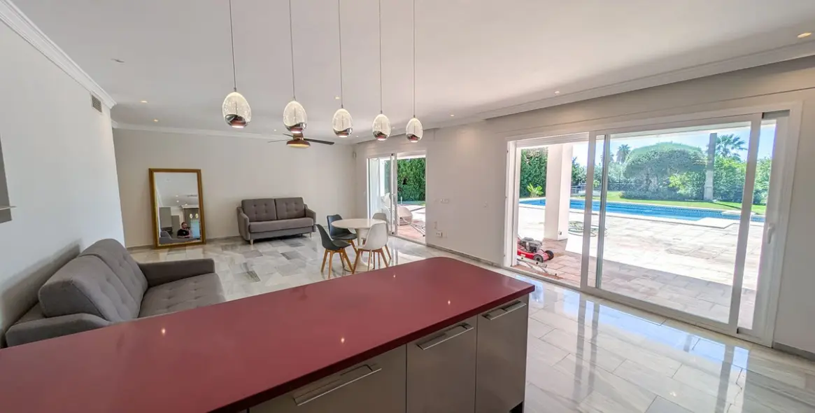 Sale of detached villa in Nueva Andalucía (district Nueva Andalucía) 8