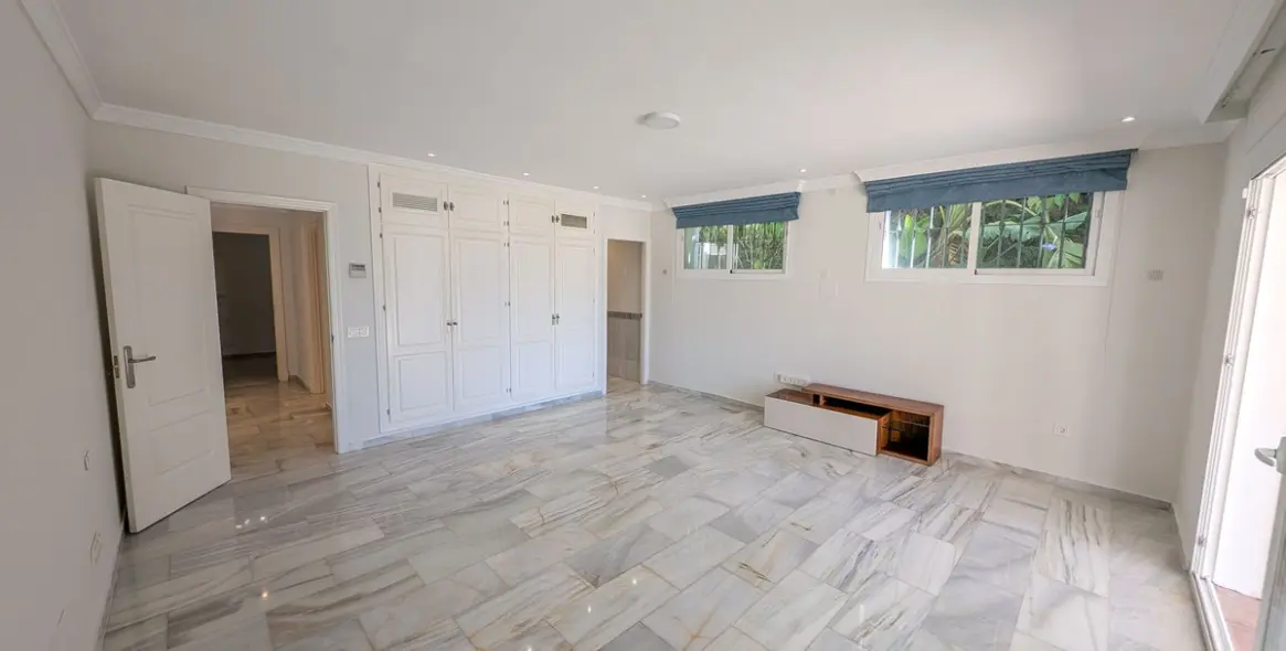 Продажа  отдельно стоящей виллы в Nueva Andalucía 11