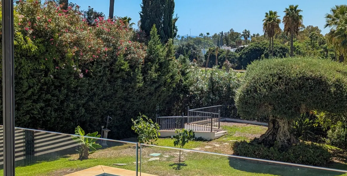 Sale of detached villa in Nueva Andalucía 32