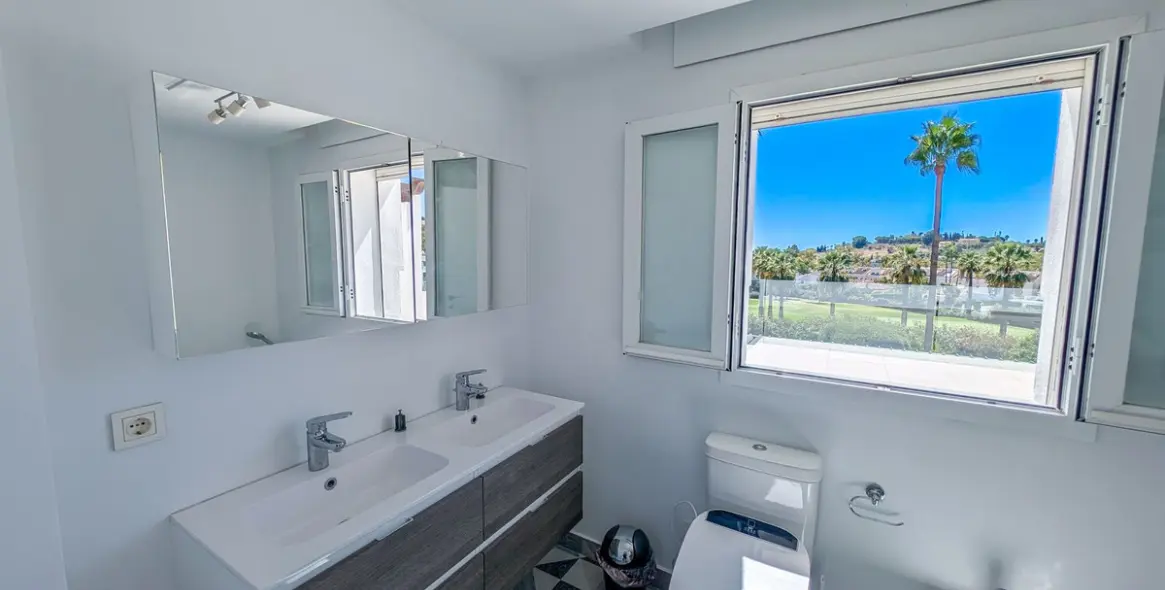 Sale of detached villa in Nueva Andalucía 36