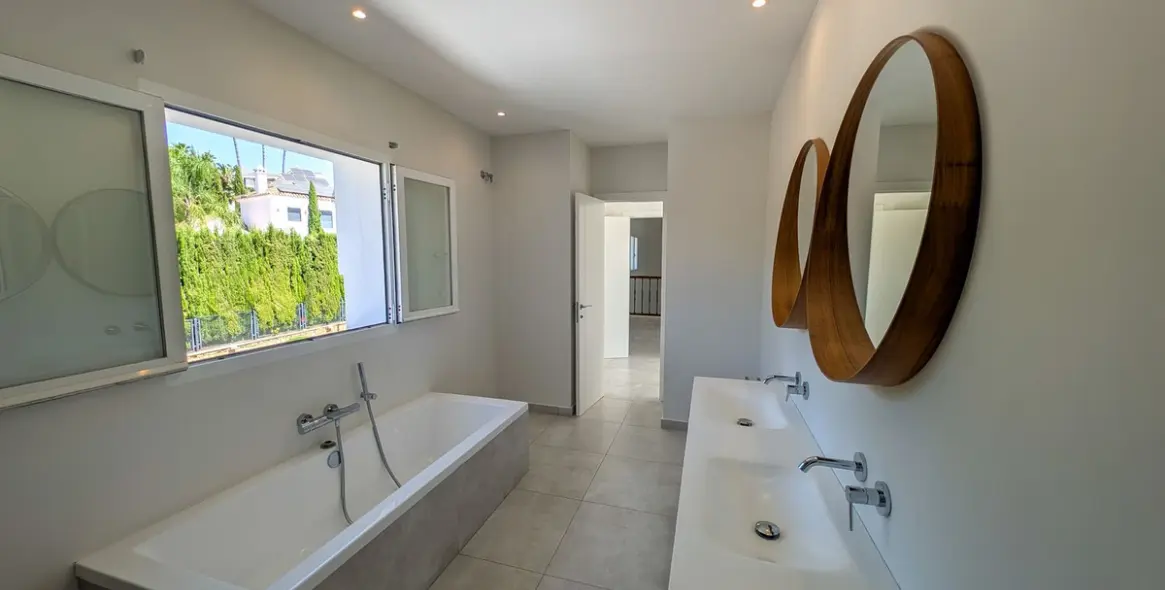 Sale of detached villa in Nueva Andalucía 48