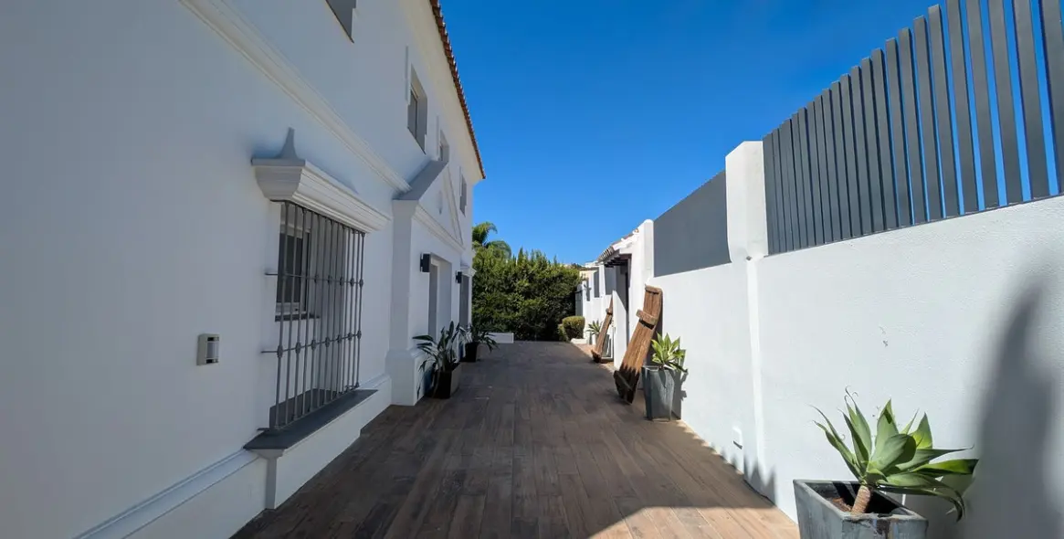 Sale of detached villa in Nueva Andalucía 50