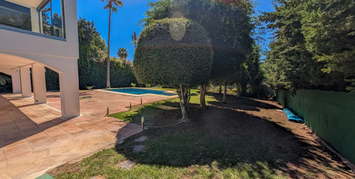 Sale of detached villa in Nueva Andalucía 52