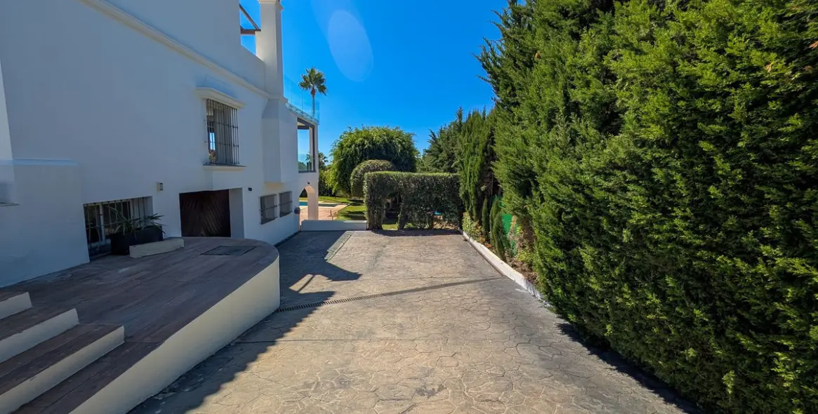 Sale of detached villa in Nueva Andalucía 55