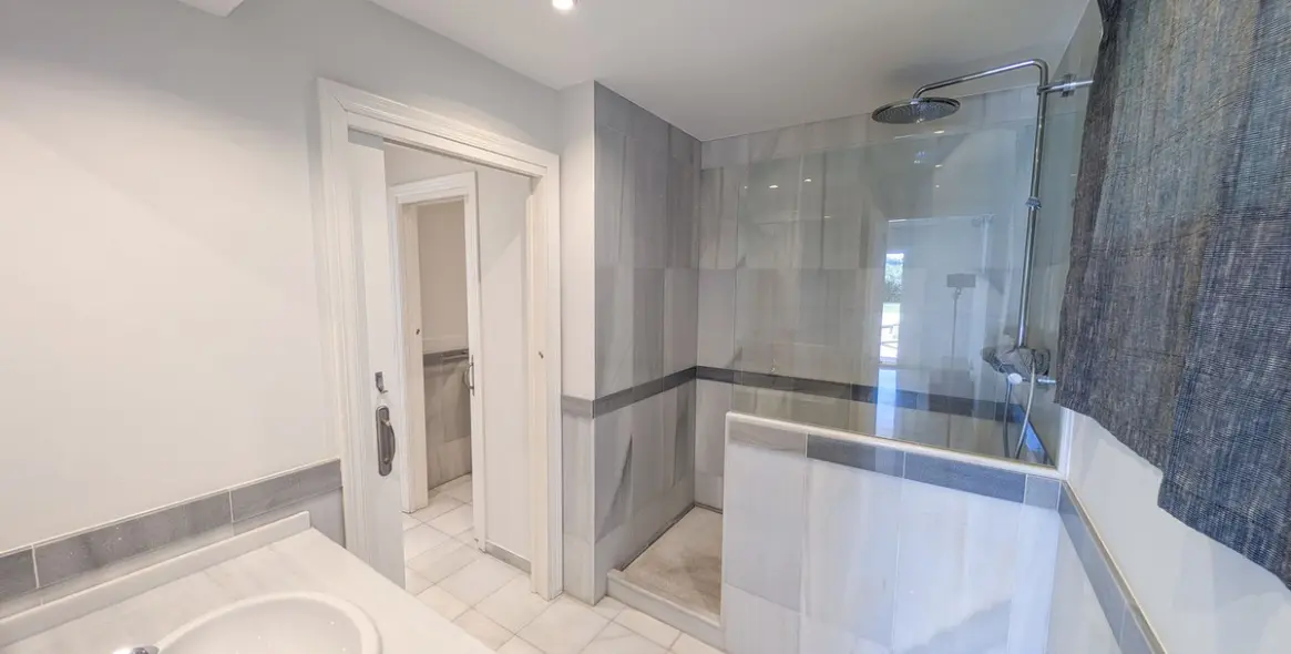 Venta de villa independiente en Nueva Andalucía 12