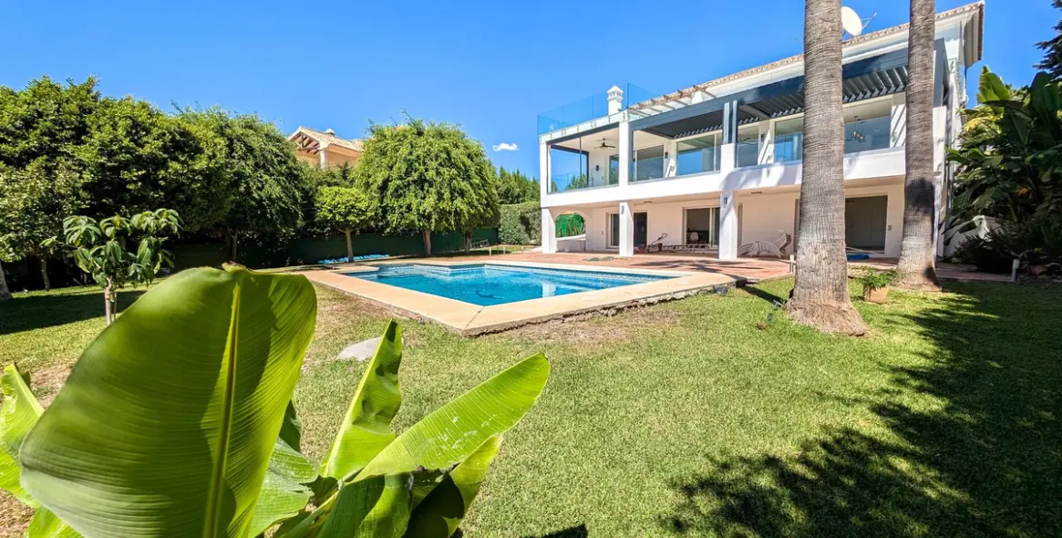 Продажа  отдельно стоящей виллы в Nueva Andalucía 1