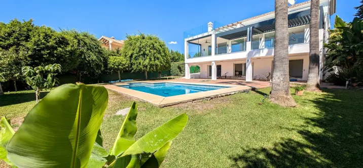 Продажа  отдельно стоящей виллы в Nueva Andalucía 0