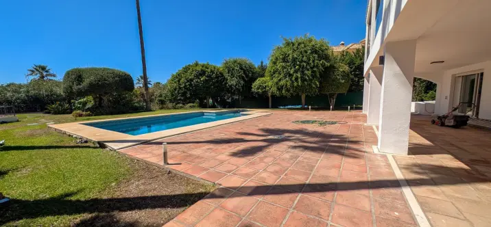 Продажа  отдельно стоящей виллы в Nueva Andalucía 2