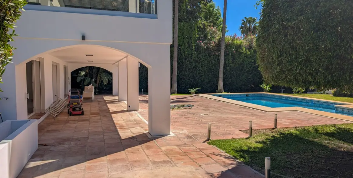 Продажа  отдельно стоящей виллы в Nueva Andalucía 10