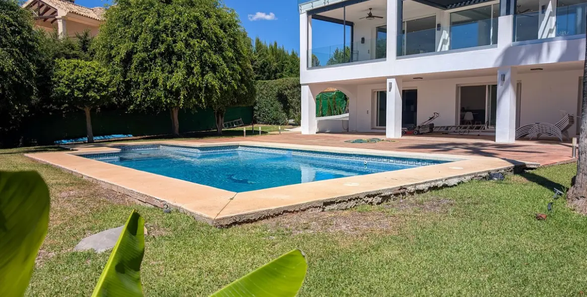 Продажа  отдельно стоящей виллы в Nueva Andalucía 84