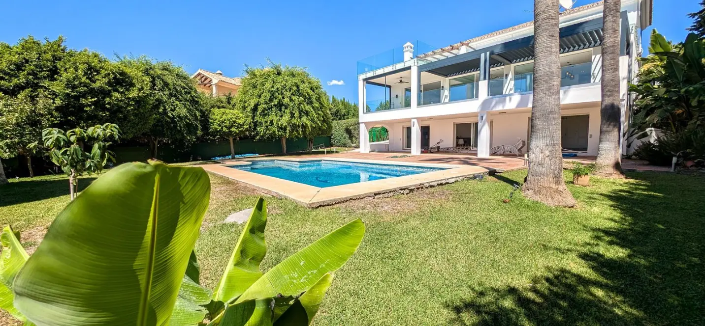 Sale of detached villa in Nueva Andalucía 0