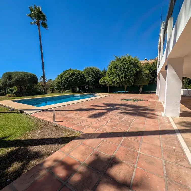 Sale of detached villa in Nueva Andalucía