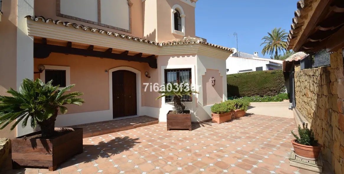 Продажа  отдельно стоящей виллы в Nueva Andalucía 13