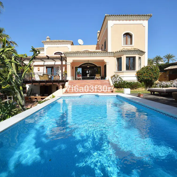 Short-term rent of detached villa in Nueva Andalucía