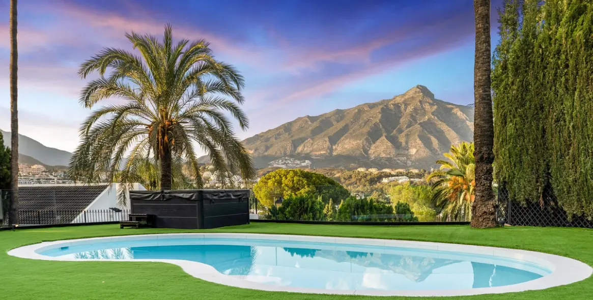 Venta de villa independiente en Nueva Andalucía 47