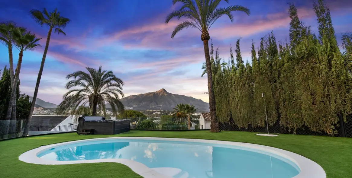 Venta de villa independiente en Nueva Andalucía 48