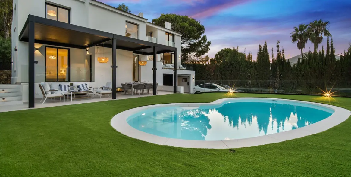 Venta de villa independiente en Nueva Andalucía 52