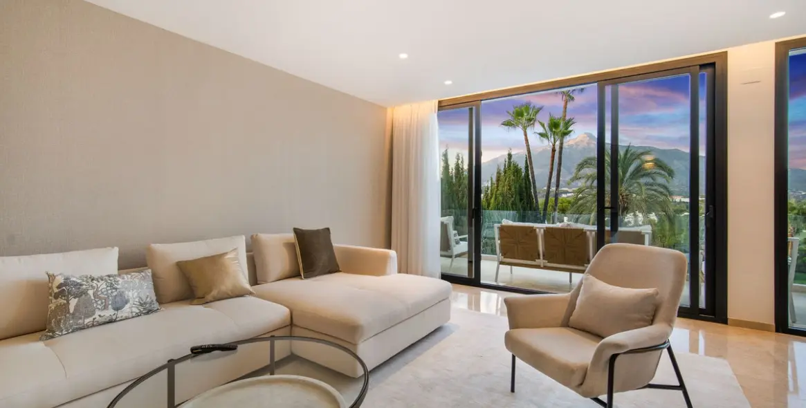 Venta de villa independiente en Nueva Andalucía 53