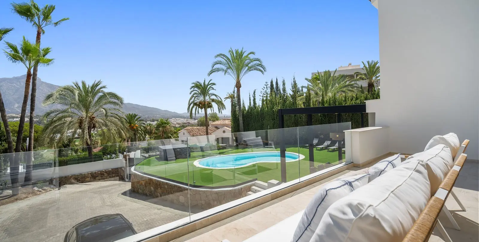 Sale of detached villa in Nueva Andalucía 3