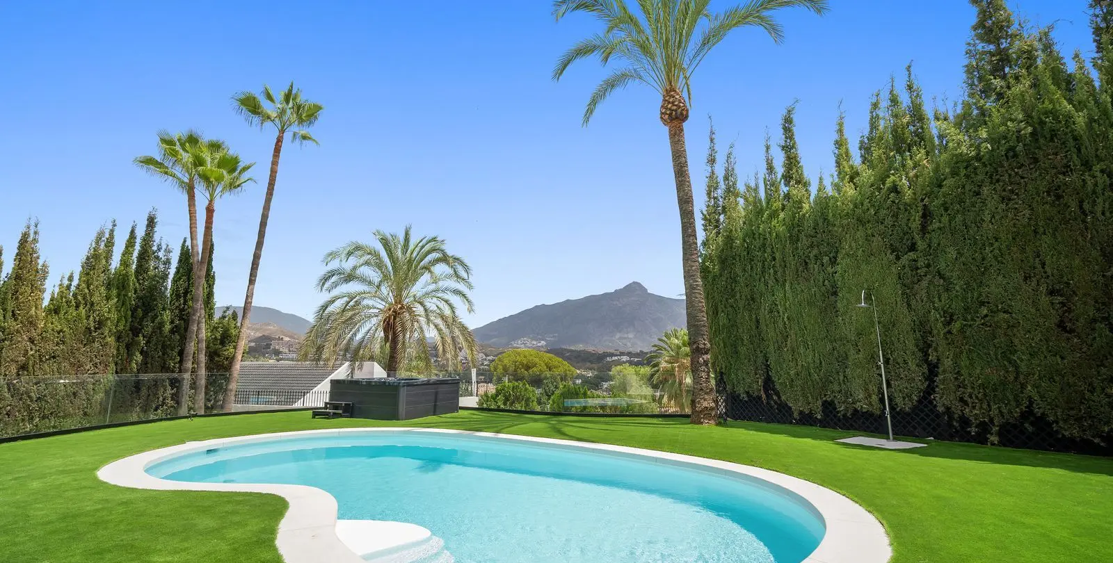 Sale of detached villa in Nueva Andalucía 39