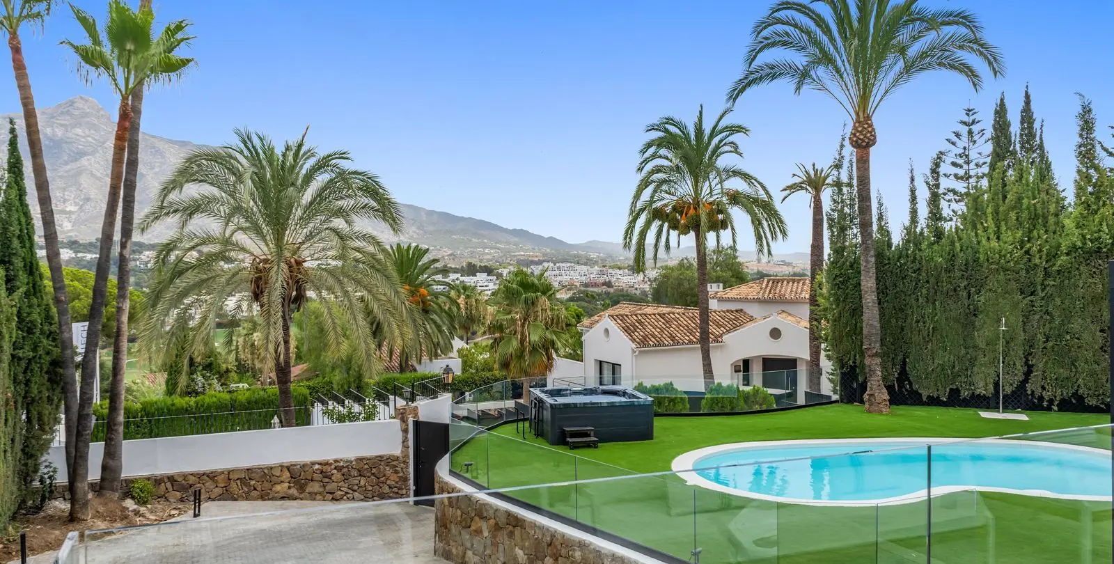 Sale of detached villa in Nueva Andalucía 43