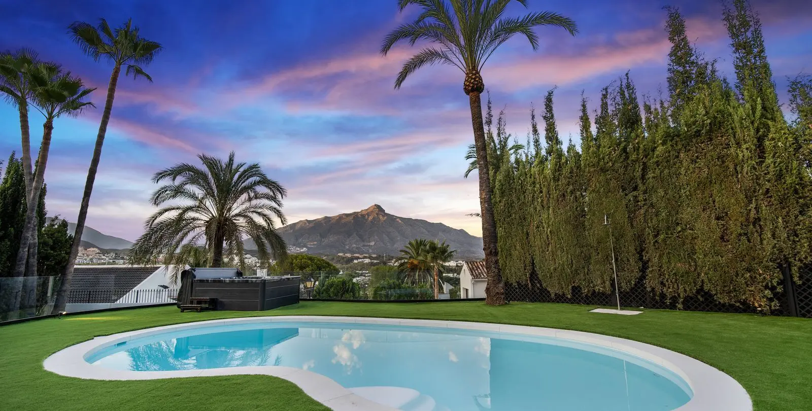 Sale of detached villa in Nueva Andalucía 48