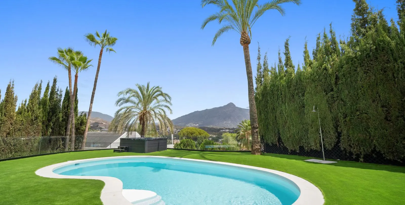 Short-term rent of detached villa in Nueva Andalucía 39