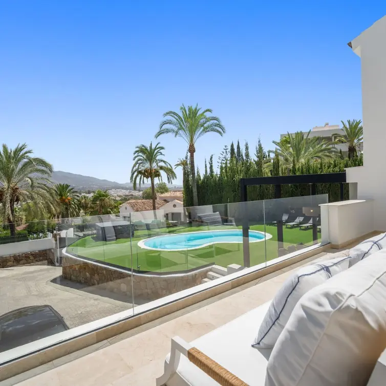 Venta de villa independiente en Nueva Andalucía