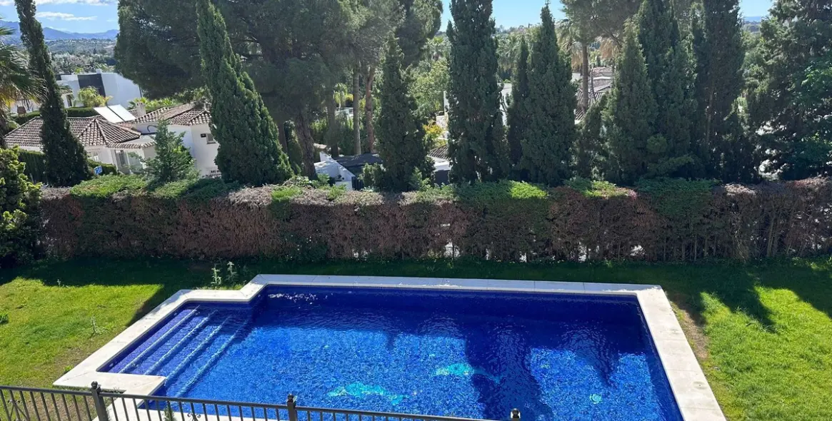 Sale of detached villa in Nueva Andalucía (district Nueva Andalucía) 2