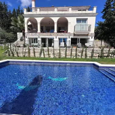 Venta de villa independiente en Nueva Andalucía