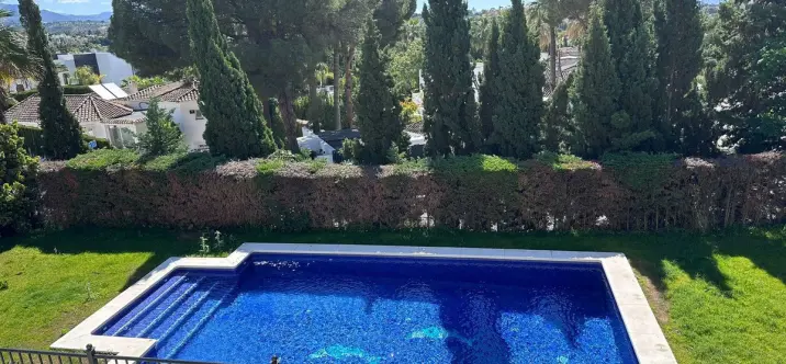 Venta de villa independiente en Nueva Andalucía 1