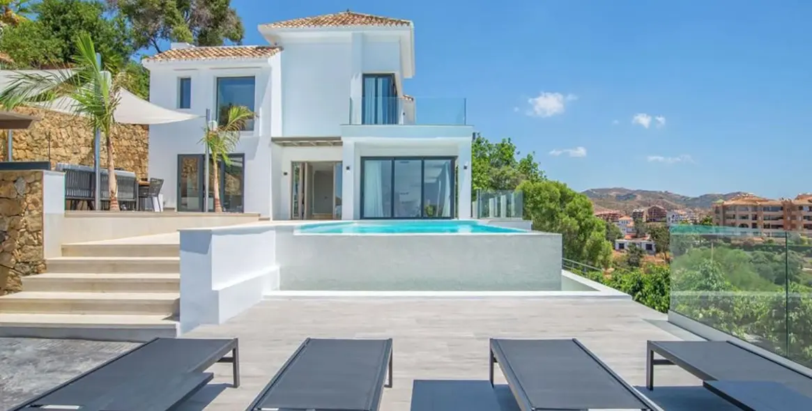 Продажа  отдельно стоящей виллы в Elviria 1