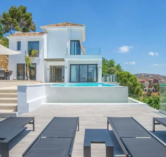 Продажа  отдельно стоящей виллы в Elviria