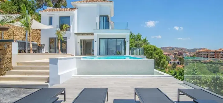 Продажа  отдельно стоящей виллы в Elviria 0