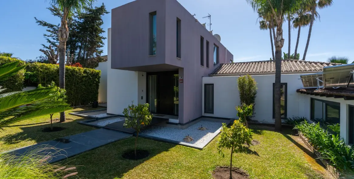 Продажа  отдельно стоящей виллы в Estepona (район Costalita) 3