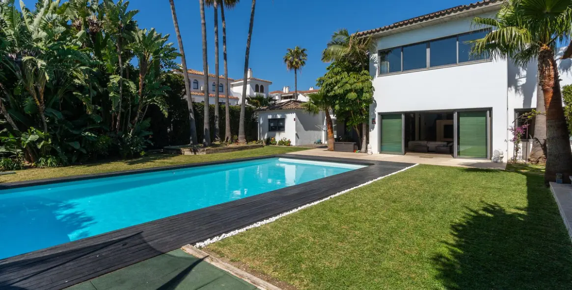 Sale of detached villa in Costalita 23