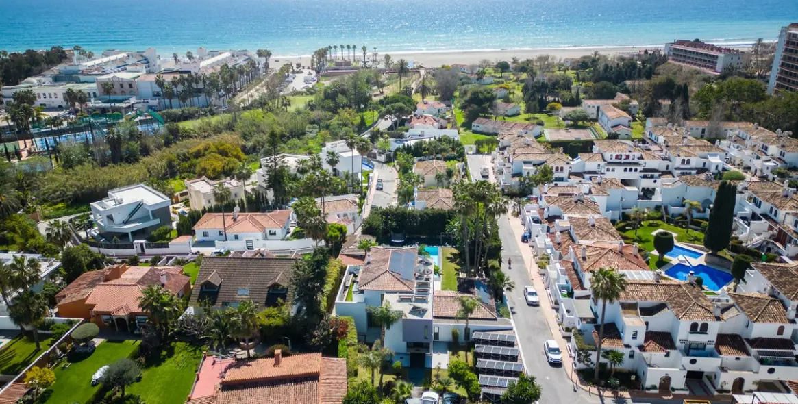 Sale of detached villa in Costalita 27