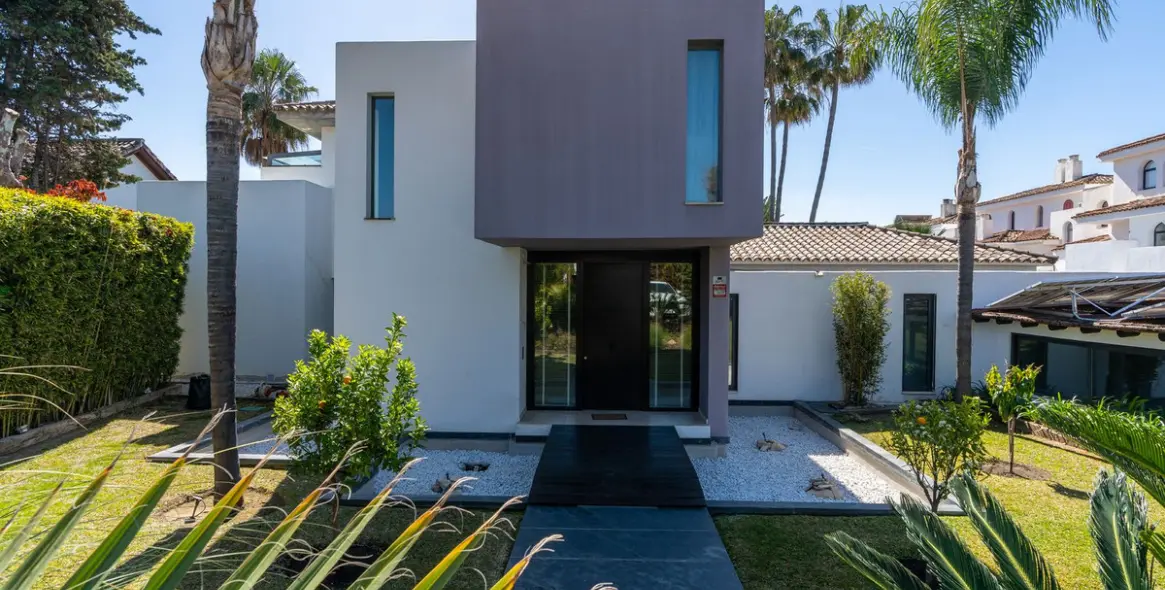 Sale of detached villa in Costalita 33