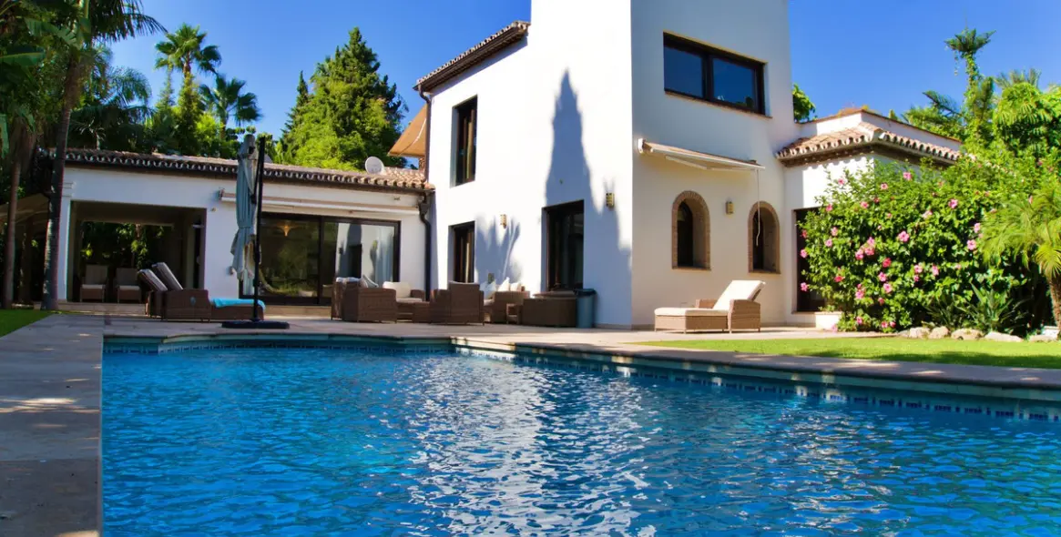 Продажа  отдельно стоящей виллы в Nueva Andalucía (район Aloha) 2