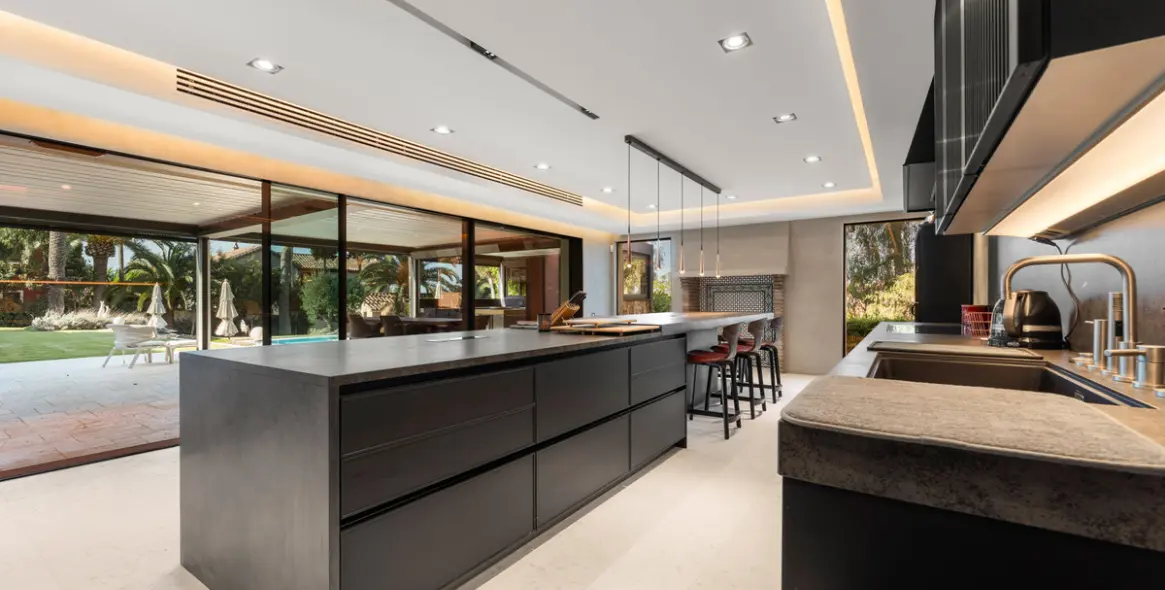 Продажа  отдельно стоящей виллы в Marbella East (район Río Real) 2