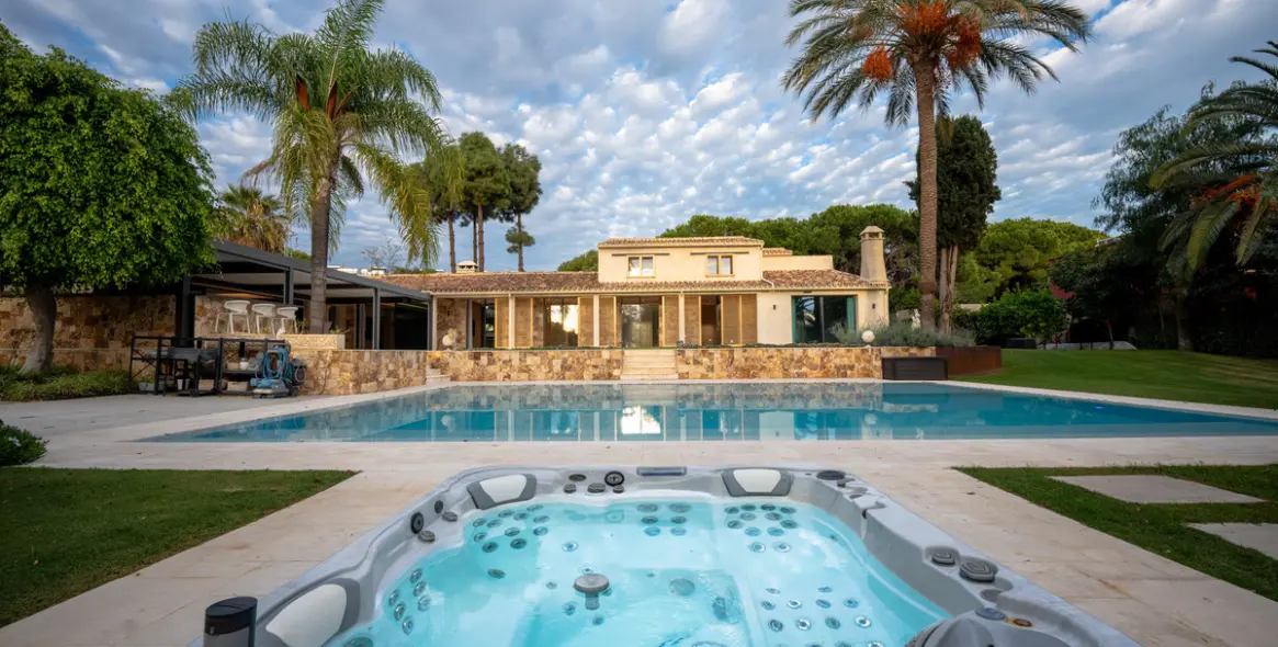 Продажа  отдельно стоящей виллы в Marbella East (район Río Real) 6