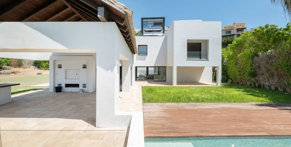 Продажа  отдельно стоящей виллы в Los Arqueros 13