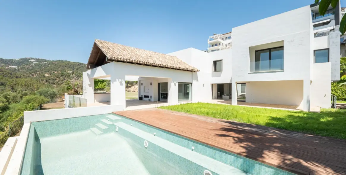 Продажа  отдельно стоящей виллы в Los Arqueros 15