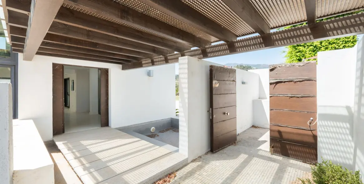 Sale of detached villa in Los Arqueros 24