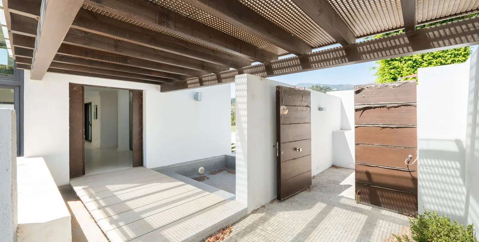 Sale of detached villa in Los Arqueros 24