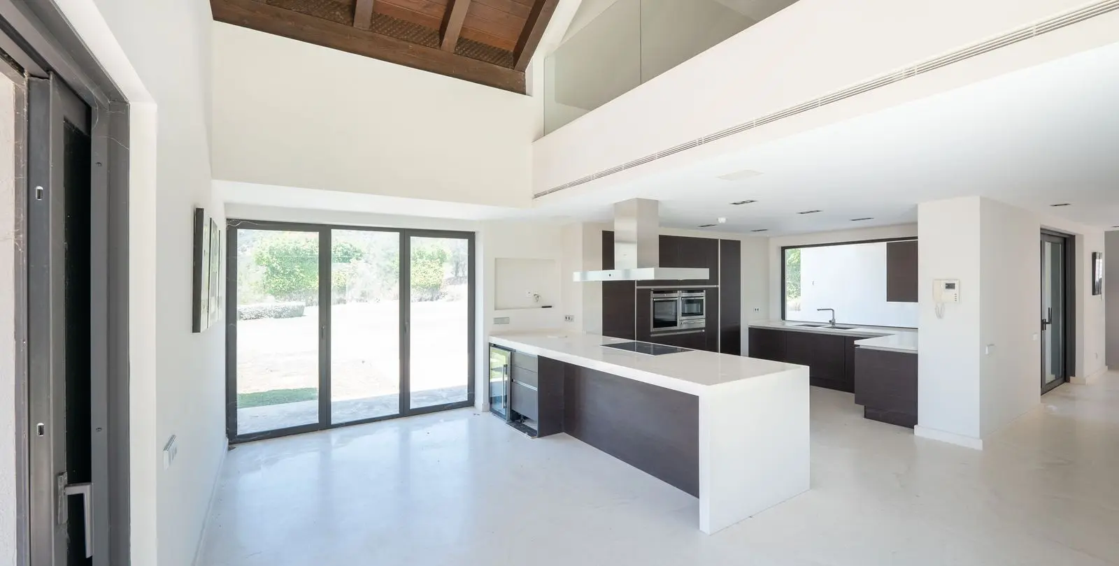 Sale of detached villa in Los Arqueros 16